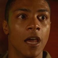 Marlon mata bandido em 'Dona de Mim'? Coberto de sangue, policial se desespera e toma atitude extrema contra criminoso