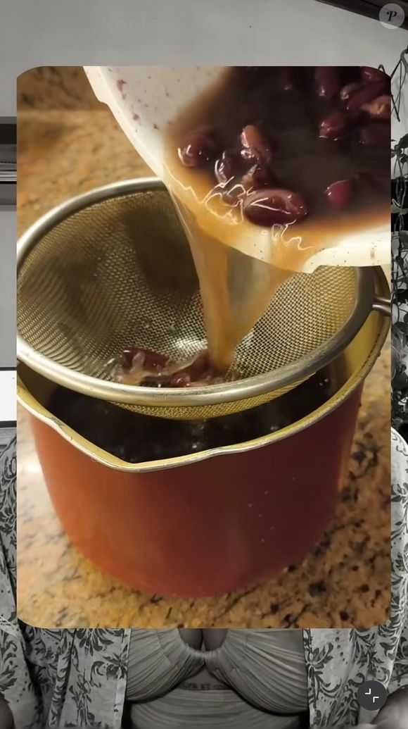 Após cozinhar o feijão vermelho, a receita ensinada por Kariny Elias orienta escorrer a água com o auxílio de uma peneira, separando o líquido que será colocado no borrifador e aplicado diretamente no couro cabeludo