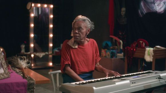 Tela Quente hoje (10/02): Filme de drama nacional, Dona Elza traz uma poderosa lição sobre dar novos significados à vida