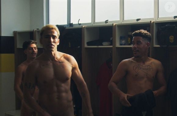 Logo nos primeiros episódios, Breno Ferreira deu o que falar ao surgir completamente nu em uma cena no vestiário