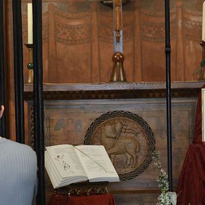 Barcelona, Espanha: um altar com flores em homenagem ao Papa Francisco na capela de Santa Lúcia em Barcelona