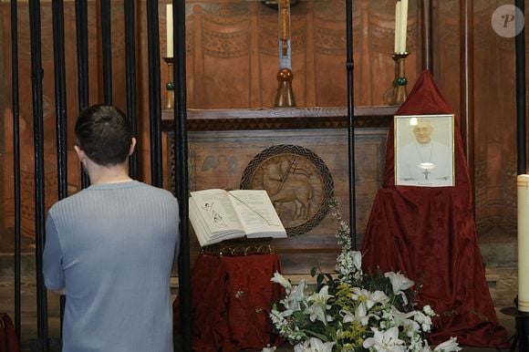 Barcelona, Espanha: um altar com flores em homenagem ao Papa Francisco na capela de Santa Lúcia em Barcelona