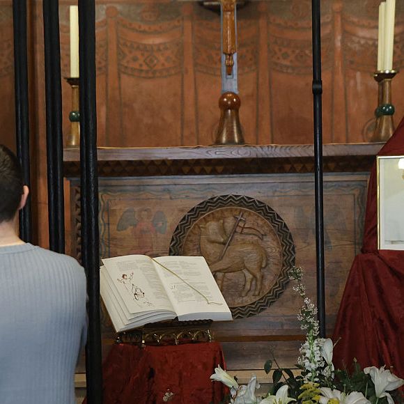Barcelona, Espanha: um altar com flores em homenagem ao Papa Francisco na capela de Santa Lúcia em Barcelona