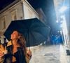 Paolla Oliveira também apostou em um look preto com recortes, combinado com jaqueta de couro de gola e mangas claras