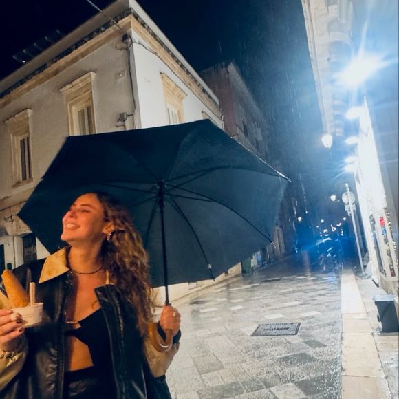 Paolla Oliveira também apostou em um look preto com recortes, combinado com jaqueta de couro de gola e mangas claras