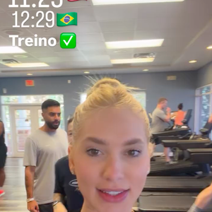 Na legenda do vídeo, Virgínia aproveitou para fazer um propaganda de sua marca de cosméticos