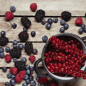 Frutas vermelhas contém polifenóis e antioxidantes que reduzem a inflamação e alimentam bactérias benéficas do intestino, fortalecendo a barreira intestinal