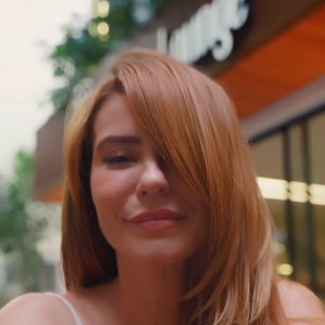 Tons quentes ganham força como tendência de beleza para 2026, reforçando a busca por naturalidade e modernidade