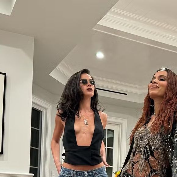Bruna Marquezine e Anitta participaram de uma festinha particular promovida pelo grupo em um hotel da Zona Sul do Rio de Janeiro
