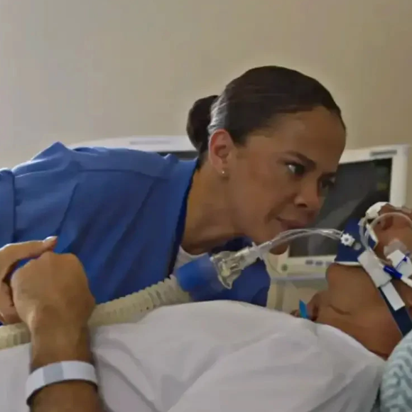 Tânia (Aline Borges) visita Ricardo (Marcos Pasquim) na novela Dona de Mim