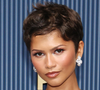 O novo tênis da On em parceria com Zendaya e Law Roach aposta na combinação entre funcionalidade e estilo. O Cloudnova Moon Mary Jane tem cabedal de malha projetada e respirável, logotipos sutis e cadarços de amarração rápida, desenvolvidos para deixar o pé firme durante o uso