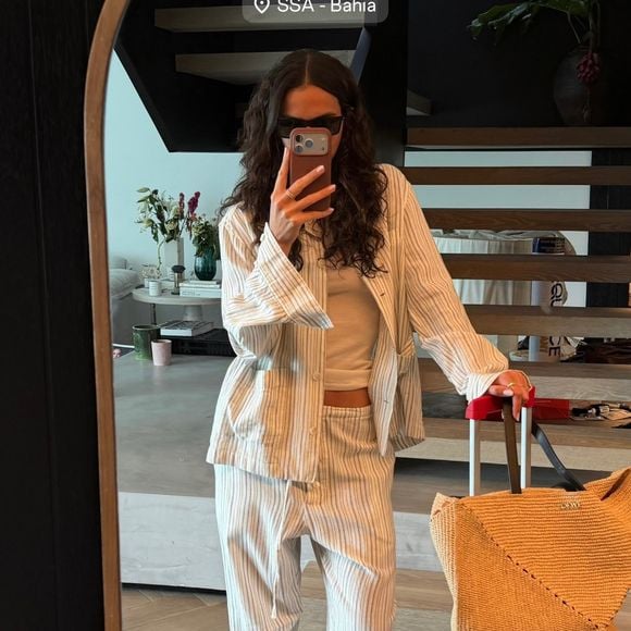 Na quinta-feira (12), Bruna Marquezine exibiu um look comfy com Havaians e um pin dourado com as letras 'SM', que poderia ser uma referência a Shawn Mendes
