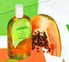 A combinação de mamão e kiwi aparece logo na saída do Vitamina E.Xótica, criando um aroma cítrico e refrescante que pode agradar quem prefere perfumes com sensação de limpeza e banho tomado