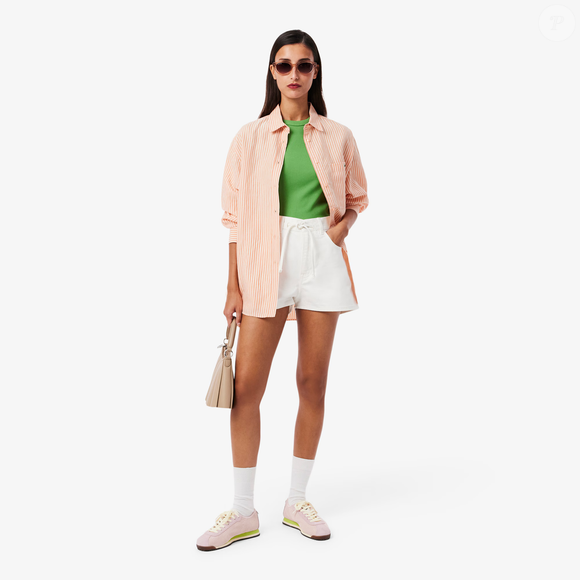 Com inspiração retrô e acabamento sofisticado, o novo lançamento da Lacoste combina autenticidade, leveza e praticidade para diferentes ocasiões do dia a dia