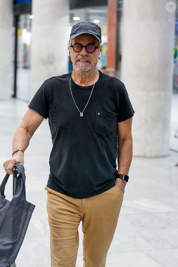 Carlinhos de Jesus foi diagnosticado com bursite trocantérica bilateral, combinado com tendinite nos glúteos, em junho deste ano