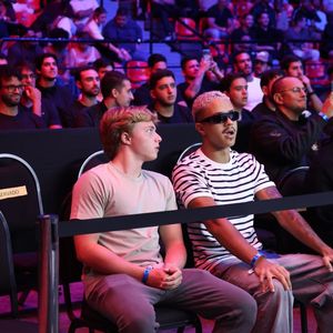 Benício Huck, filho de Angélica e Luciano Huck, foi à luta de boxe sem luvas