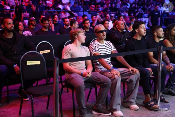 Benício Huck, filho de Angélica e Luciano Huck, foi à luta de boxe sem luvas