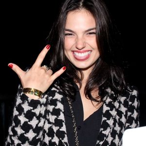 2011: Isis Valverde é rockeira, amor! Se liga na beleza da atriz ao curtir um evento