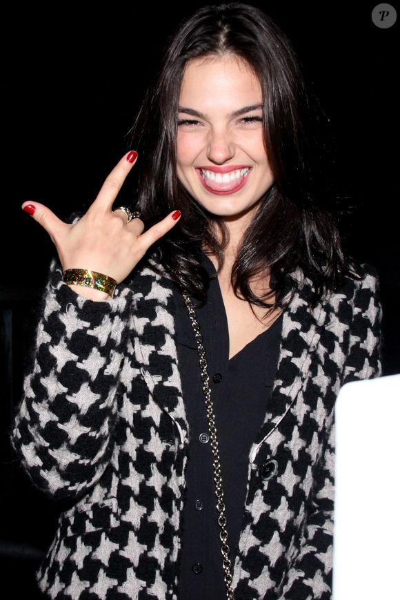 2011: Isis Valverde é rockeira, amor! Se liga na beleza da atriz ao curtir um evento