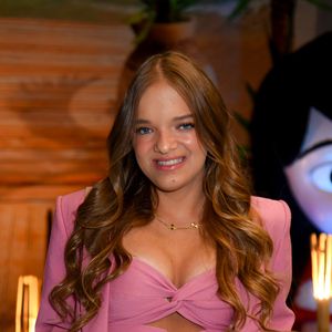 Rafaella Justus completou look com um blazer estruturado de modelagem reta