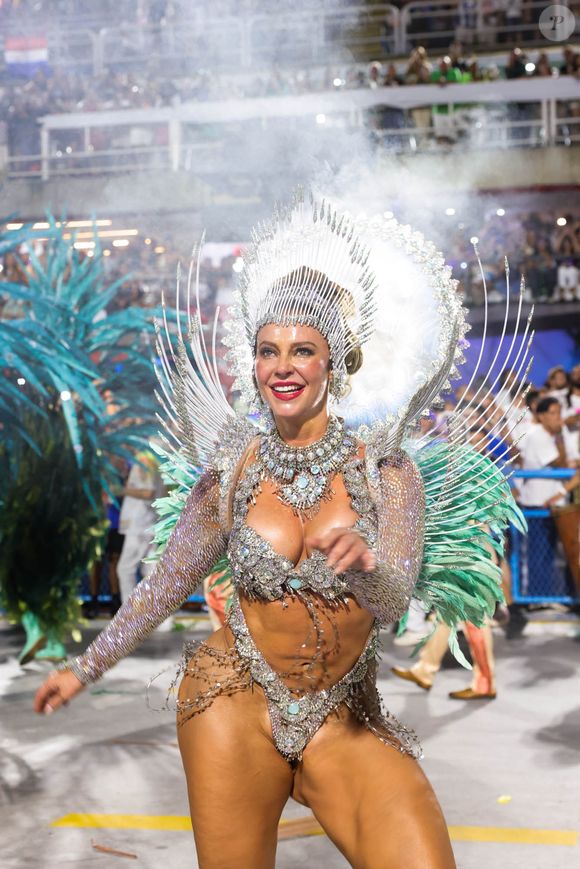 Paolla Oliveira, rainha da Grande Rio, está na torcida pelo bicampeonato da escola de Duque de Caxias