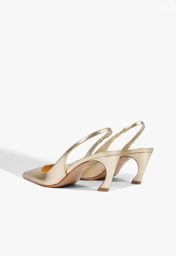 Slingback da Schutz chama atenção por lembrar os sapatos icônicos usados por Lady Diana nos anos 90