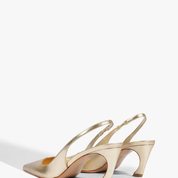 Slingback da Schutz chama atenção por lembrar os sapatos icônicos usados por Lady Diana nos anos 90