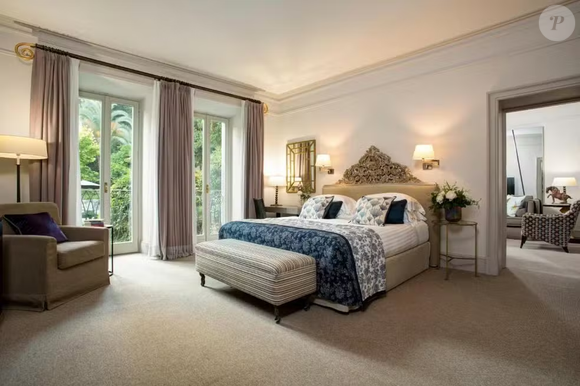 O projeto de renovação foi assinado por Olga Polizzi, diretora de design do grupo hoteleiro, que manteve elementos como tetos abobadados e paredes caiadas, incorporando mobiliário de design, cerâmicas artesanais e tons suaves inspirados na paisagem apuliana.