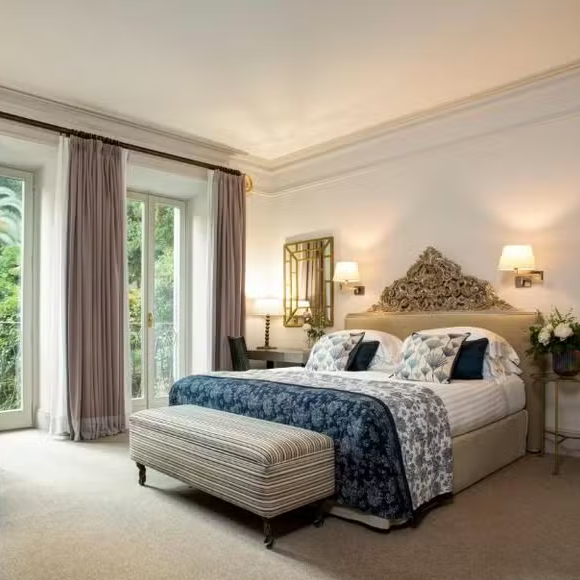 O projeto de renovação foi assinado por Olga Polizzi, diretora de design do grupo hoteleiro, que manteve elementos como tetos abobadados e paredes caiadas, incorporando mobiliário de design, cerâmicas artesanais e tons suaves inspirados na paisagem apuliana.