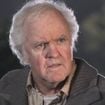 Aos 81 anos, ator de 'Top Gun' e 'Jumanji' é assassinado pelo filho da namorada, agora preso sob fiança 2 milhões de dólares; James Handy foi ferido com faca e não resistiu