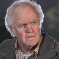 Aos 81 anos, ator de 'Top Gun' e 'Jumanji' é assassinado pelo filho da namorada, agora preso sob fiança 2 milhões de dólares; James Handy foi ferido com faca e não resistiu