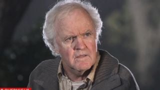 Aos 81 anos, ator de 'Top Gun' e 'Jumanji' é assassinado pelo filho da namorada, agora preso sob fiança 2 milhões de dólares; James Handy foi ferido com faca e não resistiu