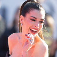 Anne Hathaway, de 'O Diabo Veste Prada 2', sobre chegar aos 40 anos: 'Encontrei outro ritmo. Parei de me interessar por viver de forma travada e foquei no lado mais leve'