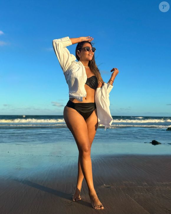 Nesta foto de biquíni recente, Mani Reggo destacou suas curvas e uma barriga chapada