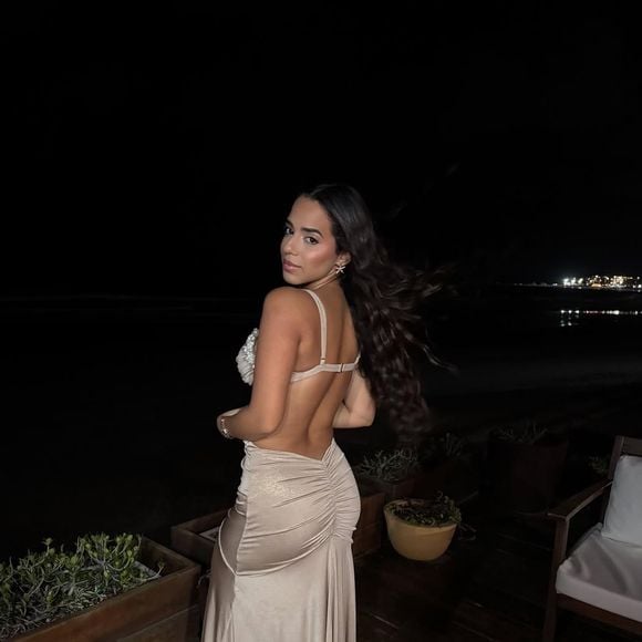 Mirella Santos apostou num vestido que deixou as costas nuas e valorizou sua silhueta.