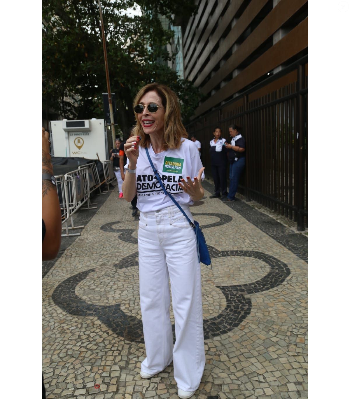 Foto: Deborah Evelyn no Ato Musical pela Democracia, em Copacabana ...