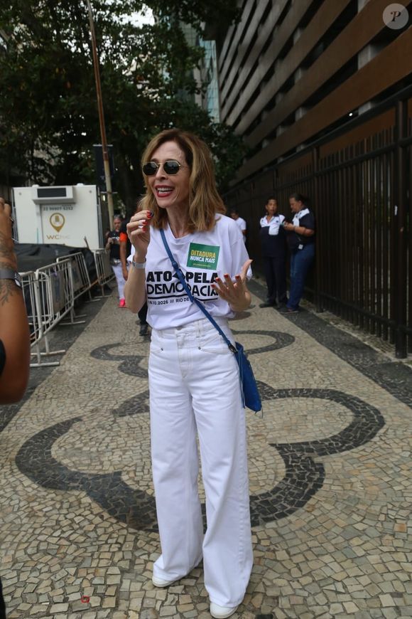 Deborah Evelyn no Ato Musical pela Democracia, em Copacabana