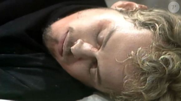 Resumo da novela 'A Viagem': Alexandre toma uma alta dose de medicamentos e morre na cadeia.