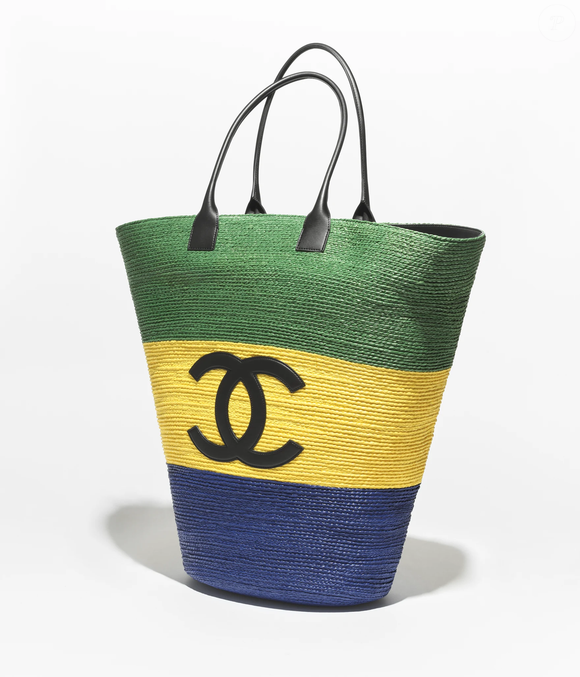 A Chanel apostou no Brasilcore com uma maxibolsa de ráfia trançada em verde, amarelo e azul. O modelo da coleção verão 2026, assinado por Mathieu Blazy, custa aproximadamente R$ 41 mil