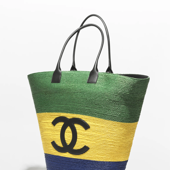 A Chanel apostou no Brasilcore com uma maxibolsa de ráfia trançada em verde, amarelo e azul. O modelo da coleção verão 2026, assinado por Mathieu Blazy, custa aproximadamente R$ 41 mil