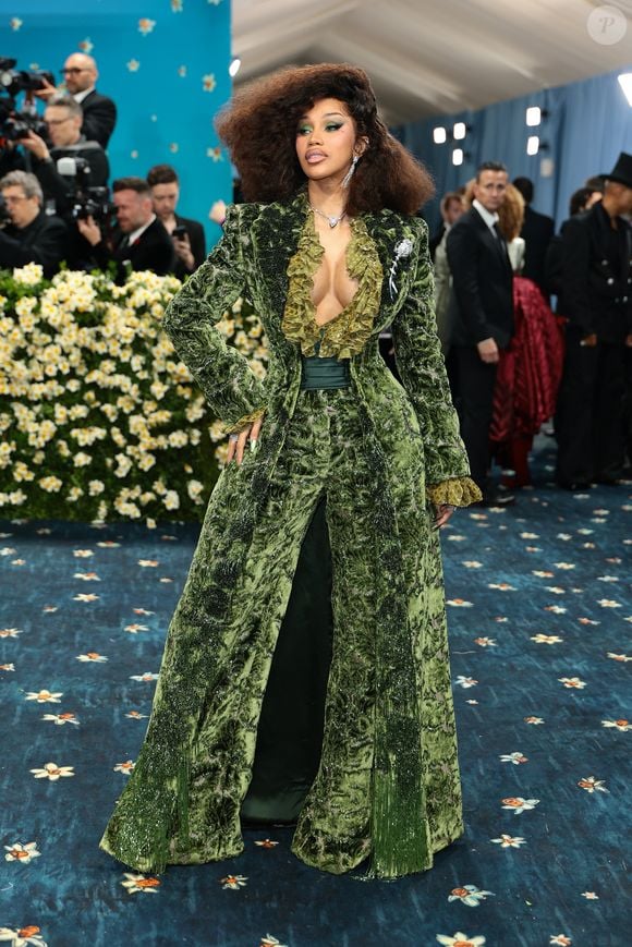 OMG SO CREAMYYYYY! A rapper Cardi B acaba de pisar no tapete do Met Gala 2025 usando Burberry