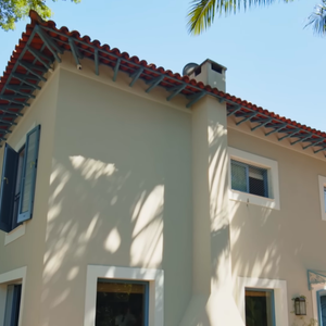 Chay Suede e a esposa moram em uma casa de 500m² com muita identidade