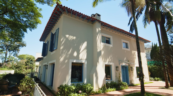 Chay Suede e a esposa moram em uma casa de 500m² com muita identidade