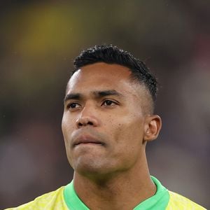 Convocado por Carlo Ancelotti, o lateral-esquerdo Alex Sandro, do Flamengo, é conhecido pelo estilo discreto nas redes sociais. Casado com Natália Regina da Cruz desde 2010, ele evita compartilhar fotos da família, carros de luxo ou mansões. Os dois têm uma filha chamada Alexia, nascida em 2016