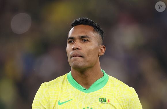 Convocado por Carlo Ancelotti, o lateral-esquerdo Alex Sandro, do Flamengo, é conhecido pelo estilo discreto nas redes sociais. Casado com Natália Regina da Cruz desde 2010, ele evita compartilhar fotos da família, carros de luxo ou mansões. Os dois têm uma filha chamada Alexia, nascida em 2016