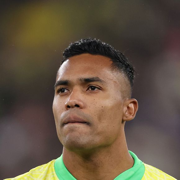 Convocado por Carlo Ancelotti, o lateral-esquerdo Alex Sandro, do Flamengo, é conhecido pelo estilo discreto nas redes sociais. Casado com Natália Regina da Cruz desde 2010, ele evita compartilhar fotos da família, carros de luxo ou mansões. Os dois têm uma filha chamada Alexia, nascida em 2016