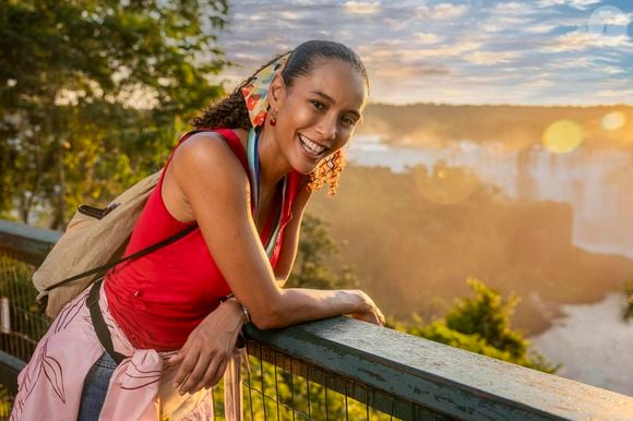 Raquel (Tais Araújo) ajuda Ivan (Renato Góes) nos preparativos para a abertura a agência de turismo dele na novela 'Vale Tudo', capítulo de quinta-feira 11 de setembro de 2025