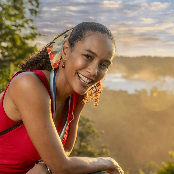 Raquel (Tais Araújo) ajuda Ivan (Renato Góes) nos preparativos para a abertura a agência de turismo dele na novela 'Vale Tudo', capítulo de quinta-feira 11 de setembro de 2025