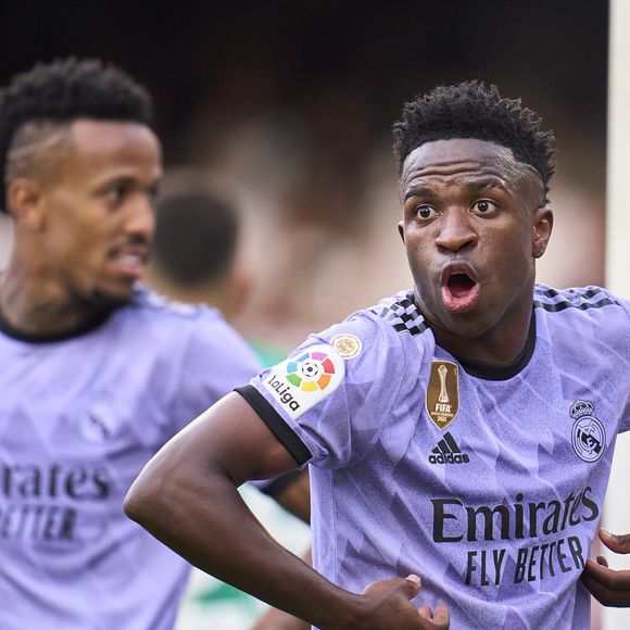 Torcida teria gritado "tonto" e não "mono", defende o Valencia na Justiça