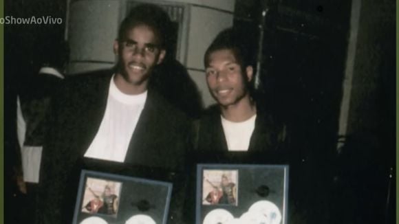 1.500 fãs, desespero e empurra-empurra: há 23 anos, tumulto marcou velório de Claudinho, dupla de Buchecha, após trágica morte